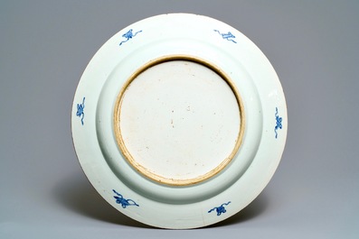 Een grote Chinese blauwwitte schotel met pauwenrand, Kangxi